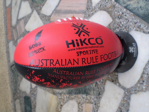 SPORTIVE AUSSIE FOOTBALLS