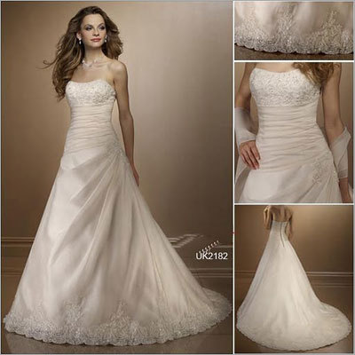 Stylish Bridal Party Wears Gowns