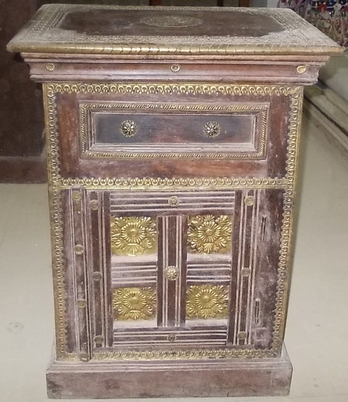 WOODEN BED SIDE ALMIRAH