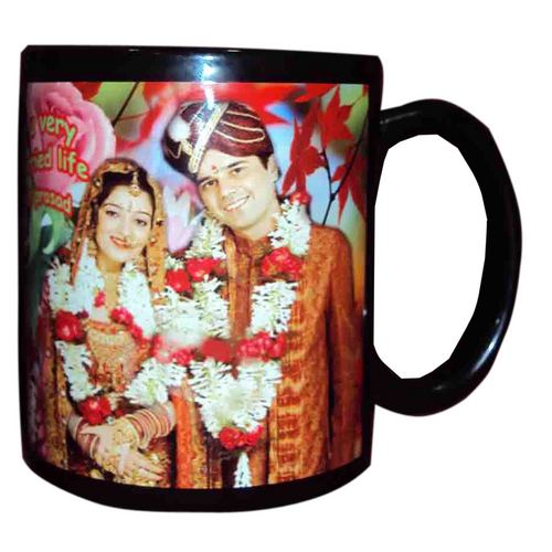 सफेद पैच के साथ काला मग