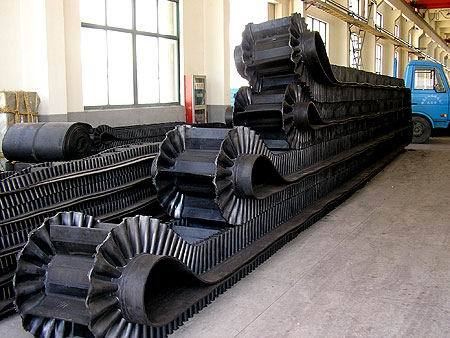 Corrugated sidewall conveyor belt