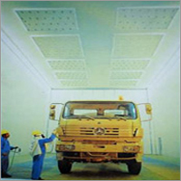 Liquid painting booth for heavy vehicles