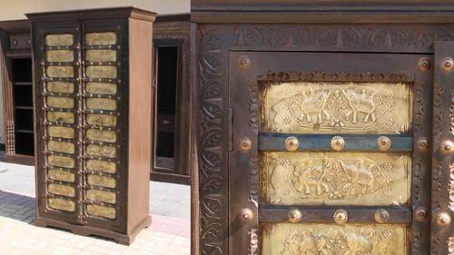 ANTIQUE WOODEN ALMIRAH