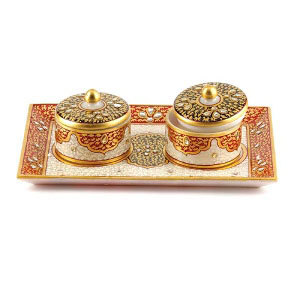 संगमरमर में चमत्कार - कंटेनरों के साथ ट्रे