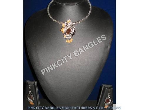 Pandel Set - Alloy Metal, Variable Dimensions, Gold | Elegant Design, Durable, Stylish Accessory, Gift Box Packaging