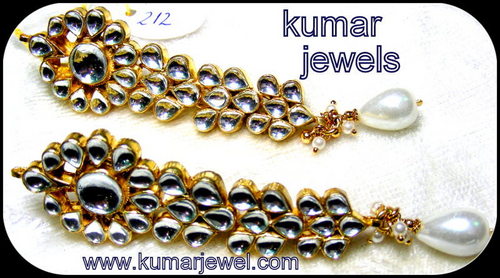 sleek kundan earrings.