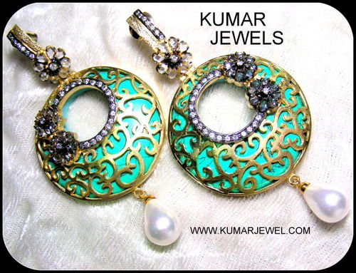 fashion earrings.