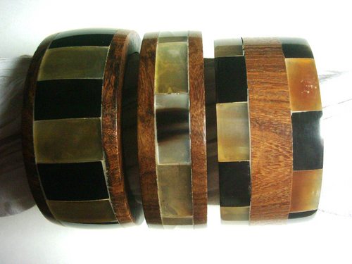 Wood bangle with inlay Horn