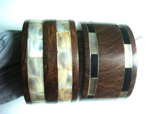 Wood bangle with inlay Shell & Horn