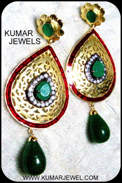 fashion earring.