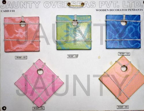 लकड़ी से सजाए गए पेंडेंट