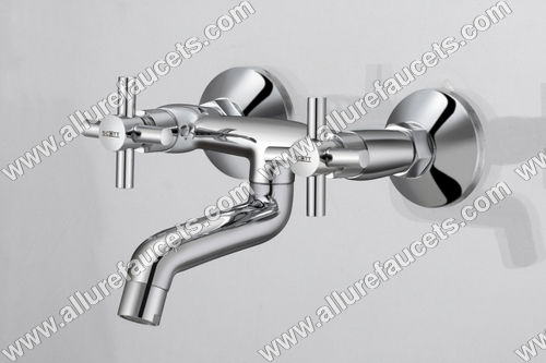 SINK MIXER WITH SWINGING SPOUT