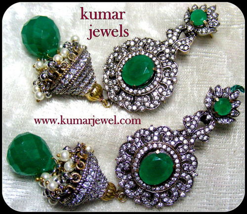 LONG VINTAGE EARRING.