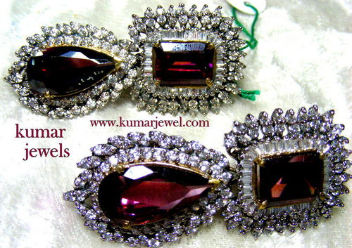 SMALL DANGLER EARRING.