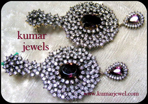 CHARMING WHITE EARRING.