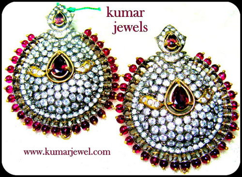 RED BEADS TURTLE EARRING.