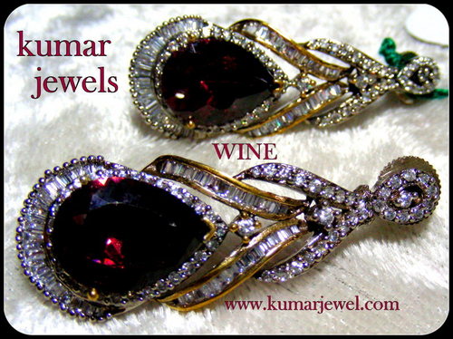 STUD STONE EARRING.