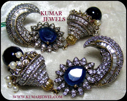 LONG COSTUME DANGLERS.