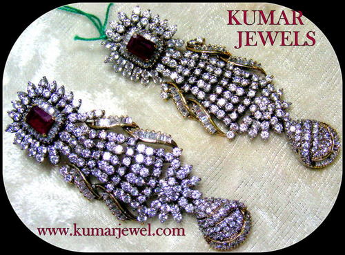 CHRIMSE WHITE EARRING.