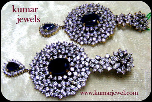 PARTIES CHARM EARRING.