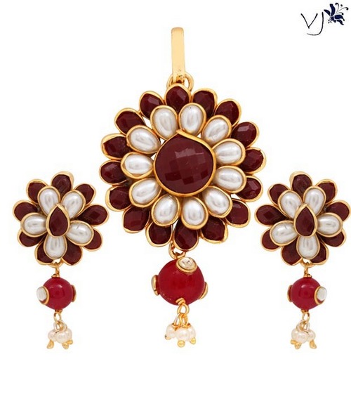 Vatika Ethnically Designed Pacchi Pendant Set