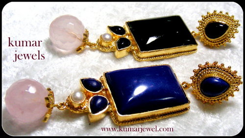 SQUARE STONE EARRING.