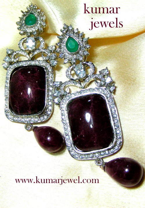 DARK WINDOW EARRING.