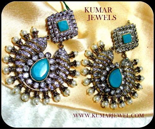 TURQUOISE EARRING.