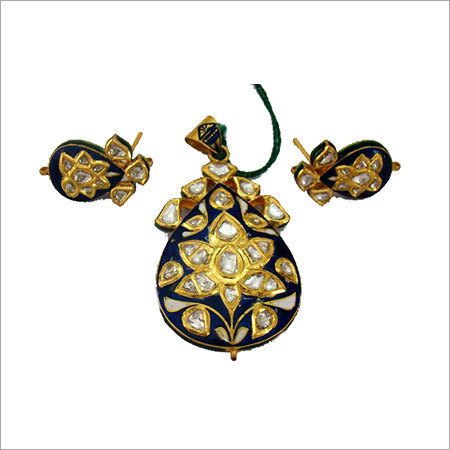 An Elegant Pears Shape Diamond Polki Pendant Set