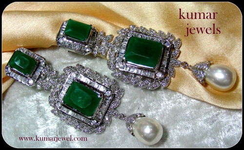 EMERALD STONE EARRINGS.
