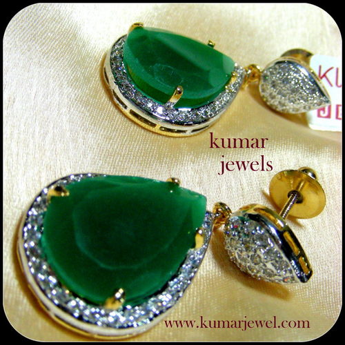 EMERALD STONE EARRINGS.