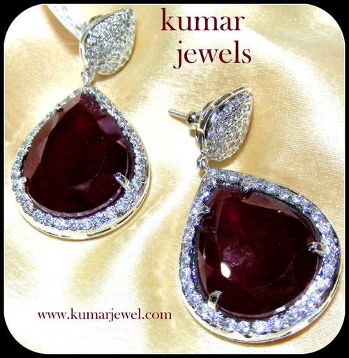 DARK WINE STONE EARRINGS.