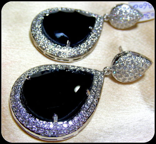 BLACK STONE EARRING