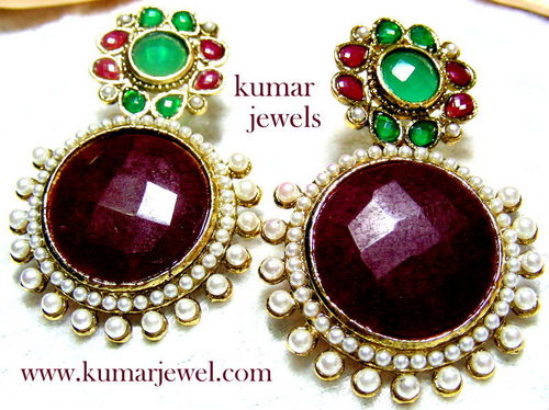 STONE BEADED EARRING.