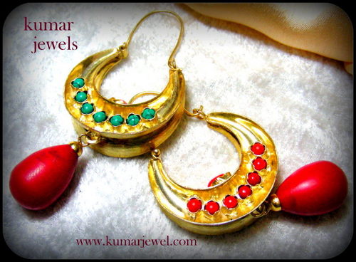BEADED SMALL HOOP EARRING.