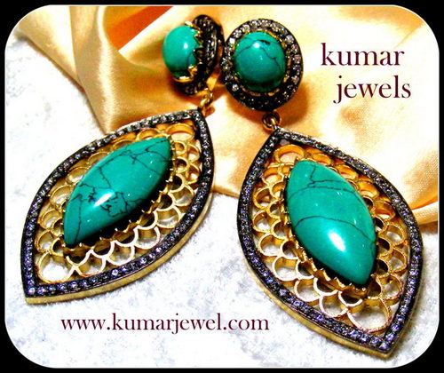 CROCK STONE EARRING.