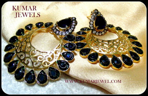 BORDER STONE EARRING.