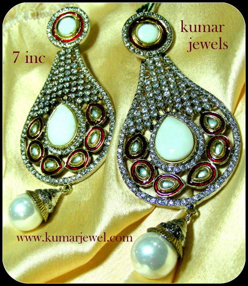 WHITE DANGLING EARRING.
