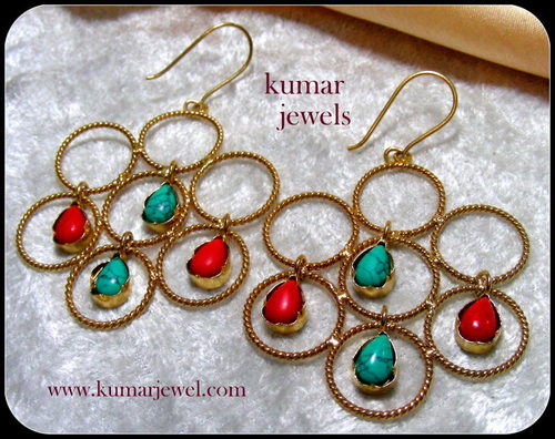 DROPLET HOOK EARRING.
