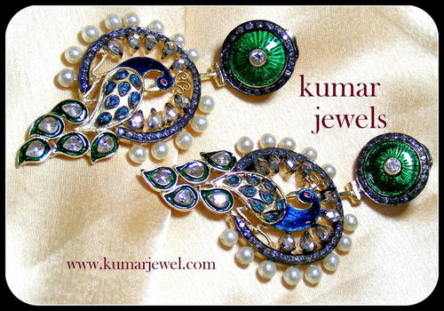 CIRCLING PEACOCK EARRING.