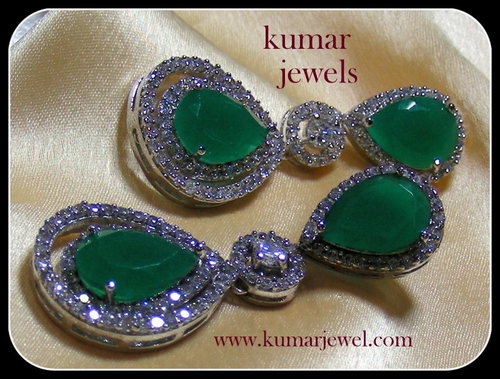 FASHION STONE EARRING.