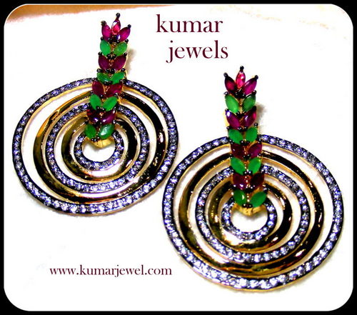 CIRCLING EARRINGS.