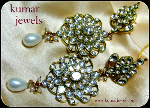 SPARKLING KUNDAN EARRING.