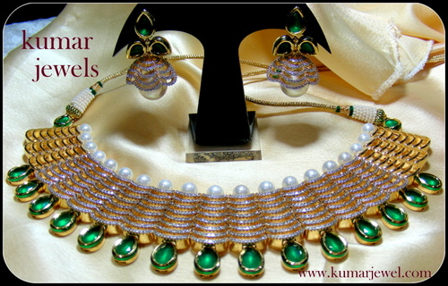 GLLUBAND NECKLACE SET.