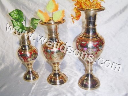 DECORATIVE BRASS HANDICRAFT VASE