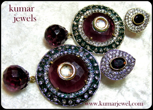 DARK STONE EARRING.