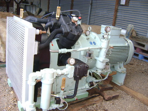 AIR COMPRESSOR