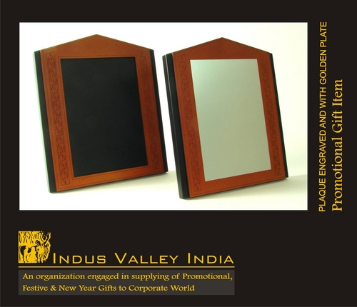 पट्टिका उत्कीर्ण और गोल्डन प्लेट के साथ