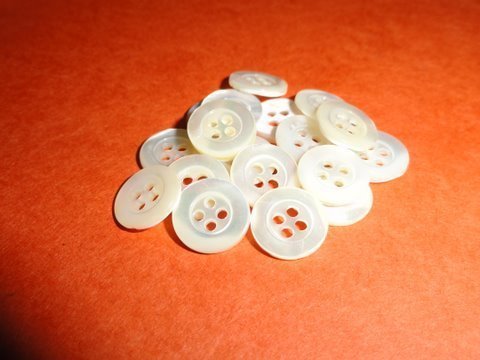 Java Pearl Buttons - Color: White