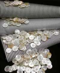 100 White Mother Of Pearl Buttons - Shape: Round